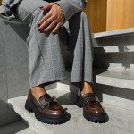 Καφέ loafers με τακούνι και μεταλλικά στοιχεία