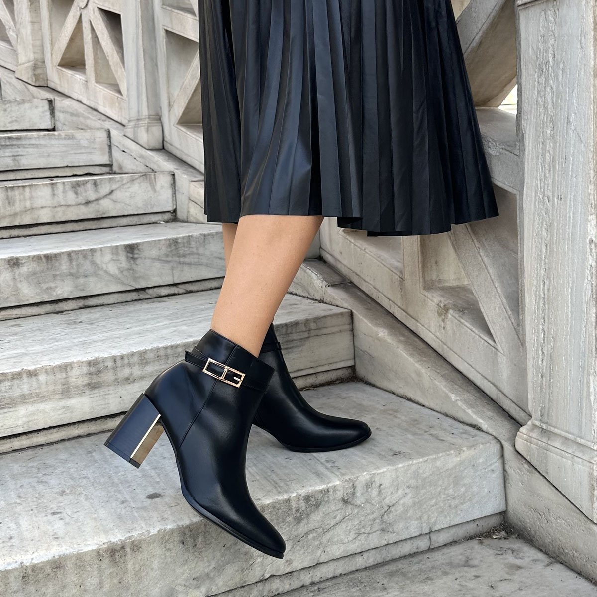 Ankle boots με χρυσή λεπτομέρεια στο τακούνι, μαύρο