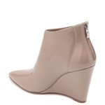 Γυναικεία λουστρίνι ankle boots με ενιαίο τακούνι, μπεζ