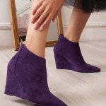 Γυναικεία suede ankle boots με ενιαίο τακούνι, μωβ