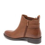 Κάμελ χαμηλά ankle boots με ιδιαίτερο μεταλλικό στοιχείο στο λουράκι