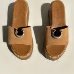 Χαμηλές nubuck πλατφόρμες με μεταλλικό στοιχείο στη φάσα, κάμελ